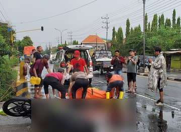 Seorang Pemuda di Mojokerto Tewas Tertabrak Truk Gegara Motor Selip