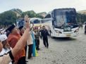 Mas Rio dan Mbak Ulfi Melepas Ratusan CJH Situbondo Kloter 40 Menuju Surabaya