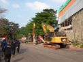 Mobil Damkar Tertimpa Tiang Beton Saat Pembongkaran Gedung DLH Jakarta, Satu Petugas Terluka