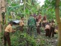 Kerja Bakti Satgas TMMD dan Siswa SDN Umbele Wujudkan Lingkungan Sekolah Bersih dan Nyaman
