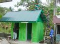 Pengecatan Lisplang dan Kamar Mandi MCK SDN Umbele, Progres TMMD Ke-129 Terus Berlanjut
