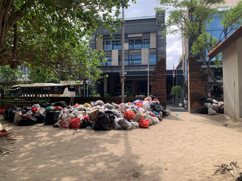 Sampah Menggunung di Pantai Kuta, Aksi Buang Diam-Diam Bikin Resah