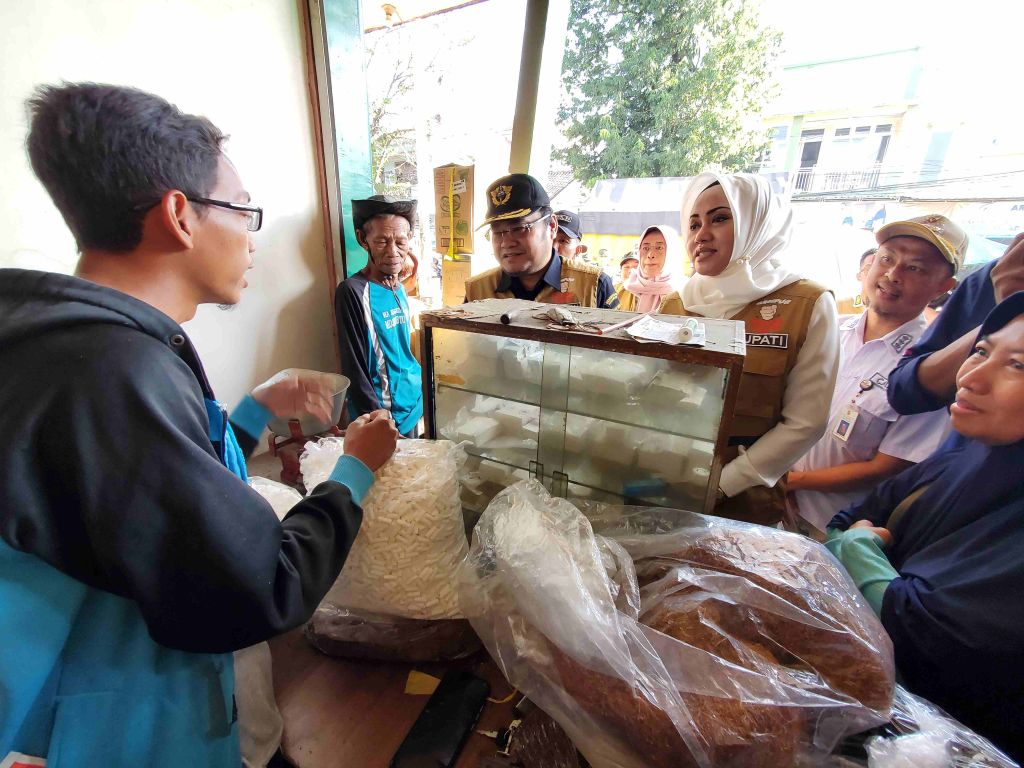 Bupati Mojokerto Ikfina Fahmawati bersama Satuan Polisi Pamong Praja (Satpol PP), dan Bea Cukai Sidoarjo terus menggalakan gempur rokok ilegal di Bumi Majapahit. Foto : (nana/mili.id)