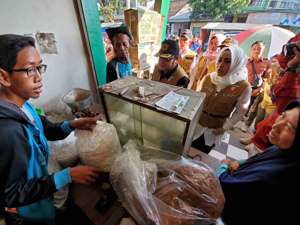 Bupati Mojokerto Ikfina Fahmawati bersama Satuan Polisi Pamong Praja (Satpol PP), dan Bea Cukai Sidoarjo terus menggalakan gempur rokok ilegal di Bumi Majapahit. Foto : (nana/mili.id)