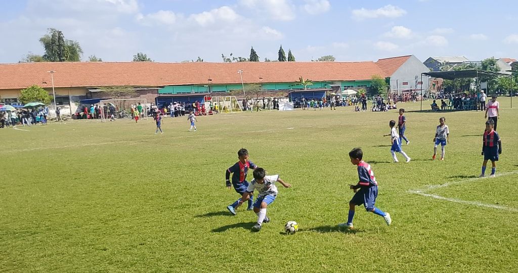 Keceriaan Keluarga di Lapangan Suko: Fun Game SSB SM Bikin Minggu Penuh Warna