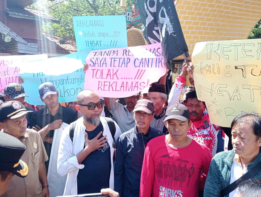 Warga Tolak Proyek Strategis Nasional Pantai Timur Surabaya