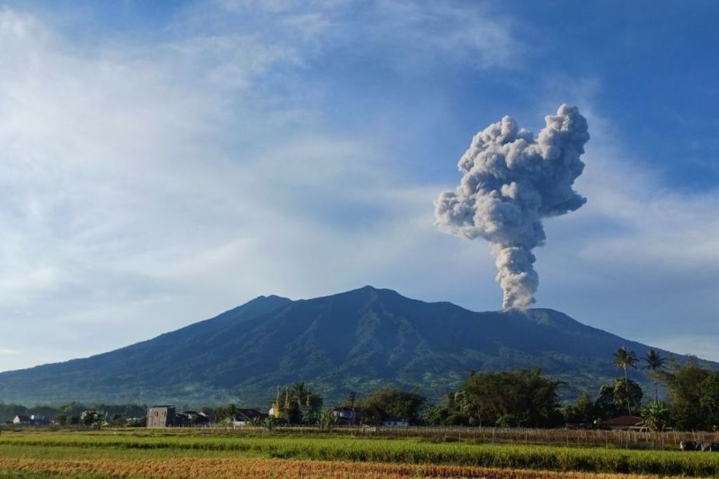 Gunung Marapi Erupsi, Abu Vulkanik Capai 1,6 Kilometer