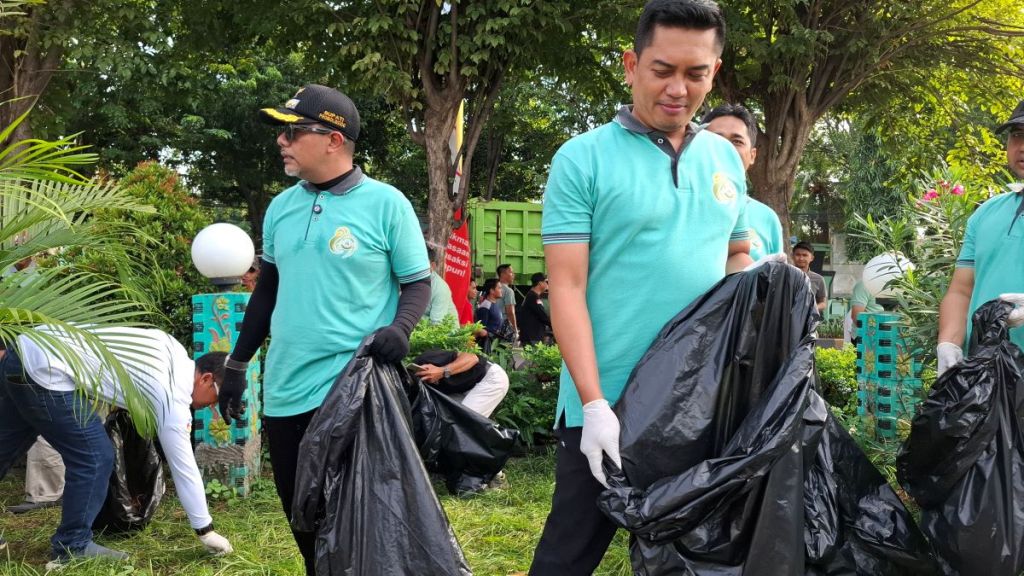Gus Haris beserta seluruh OPD memungut sampah mulai dari alun-alun Kota Kraksaan hingga Gelora Merdeka Kraksaan.
