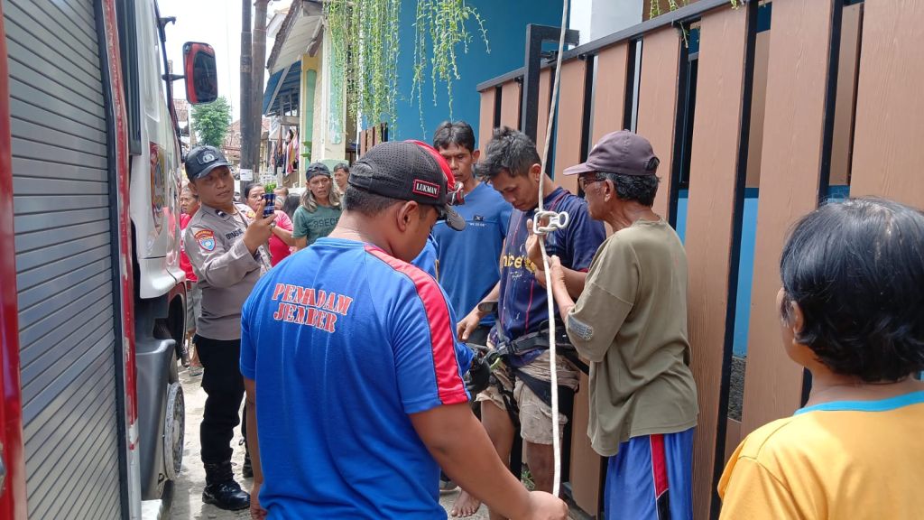Perbaiki Atap Bocor, Pria di Jember Tersengat Listrik Tegangan Tinggi