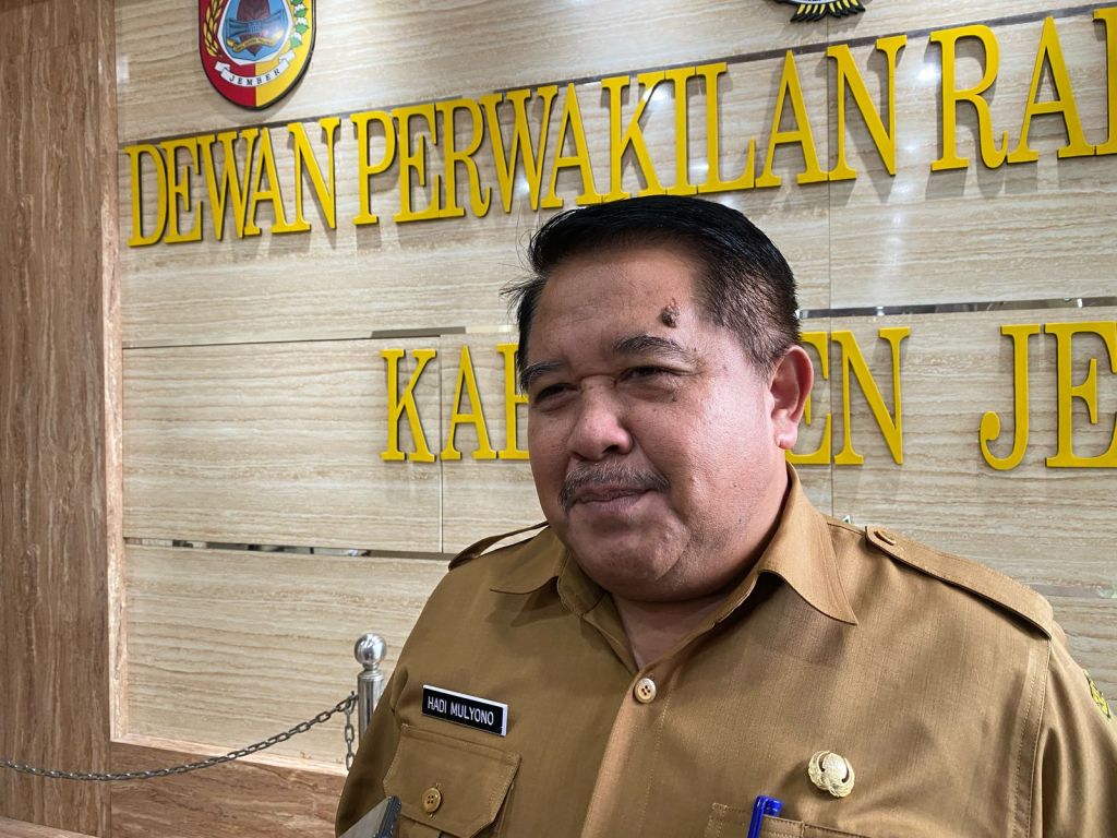 Kepala Dispendik Jember Hadi Mulyono saat dikonfirmasi soal PTT/GTT Jember. (Atta Hatta/mili.id).