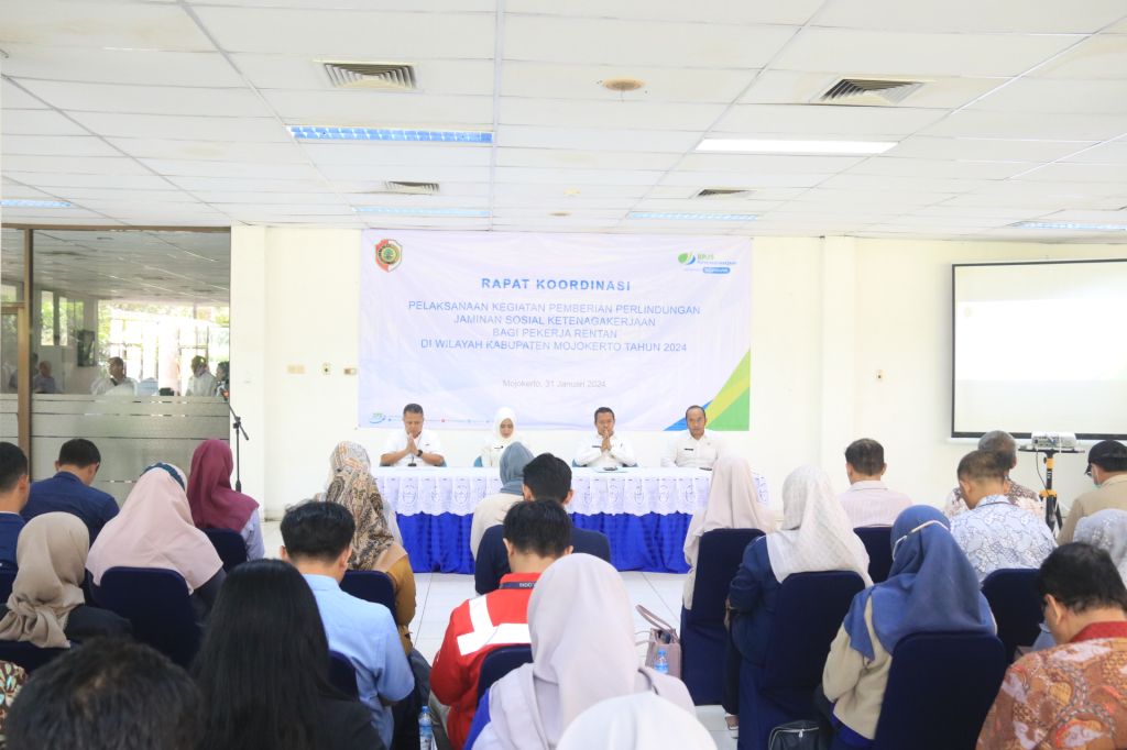 Bupati Ikfina Fahmawati bersama Kepala BPJS Ketenagakerjaan Kabupaten Mojokerto Zulkarnain Mahading