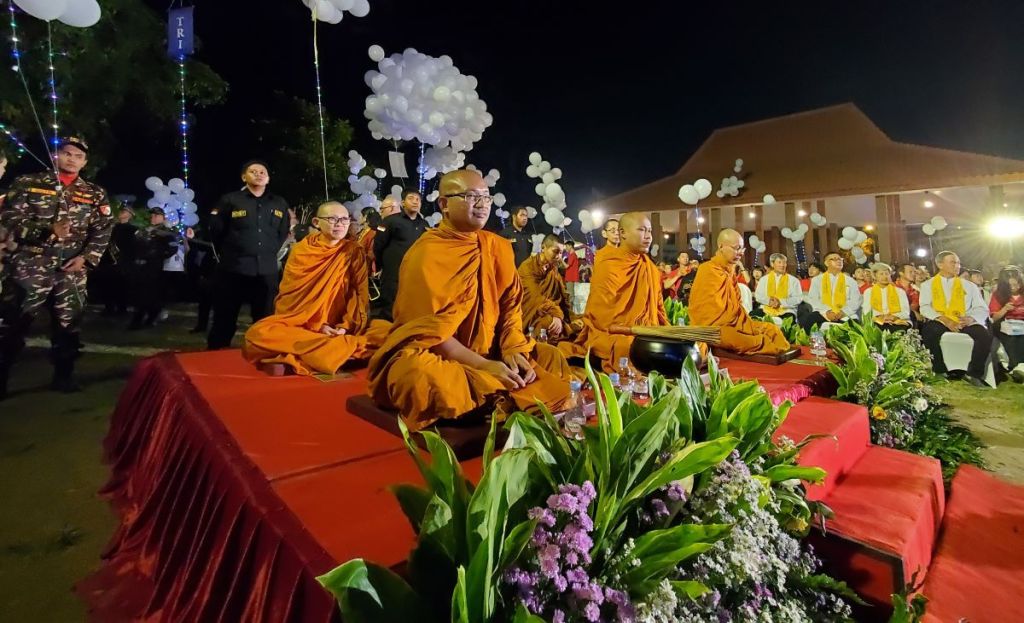 Detik-detik puncak Waisak pada pukul 20.52 WIB, Biksu Bante Vihara Buddhayana Mojokerto mengajak umat Budha dan masyarakat umum bermeditasi dalam hening bersama-sama. Foto : (nana/mili.id)