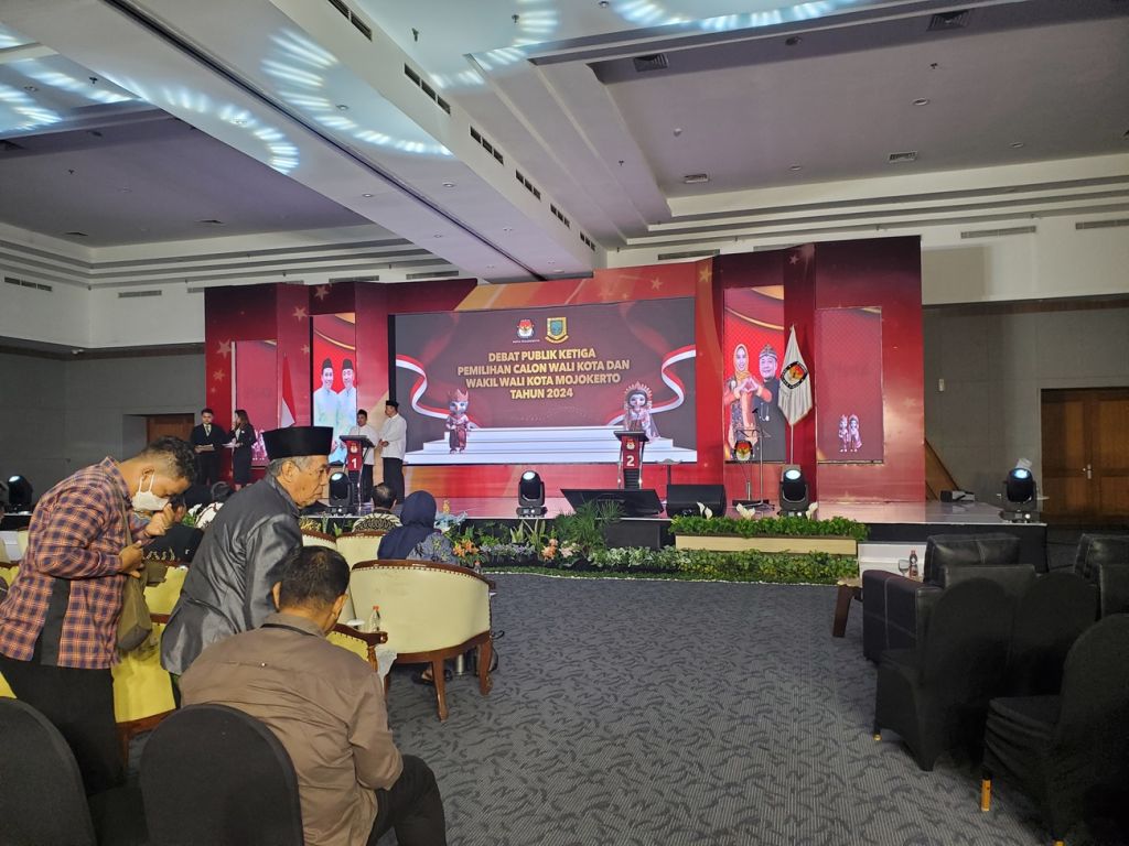 Suasana debat ketiga Pilwali Mojokerto 2024 (Foto: Nana/mili.id)