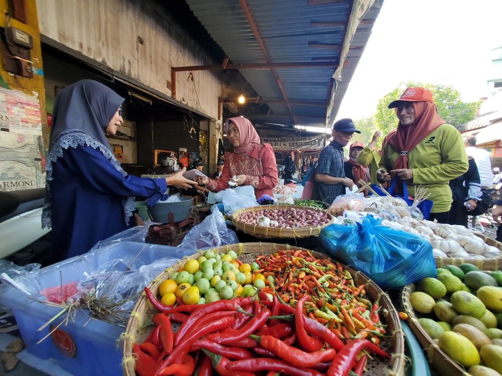 Ning Ita blusukan ke Pasar Tanjung Kota Mojokerto (Foto: Nana/mili.id)
