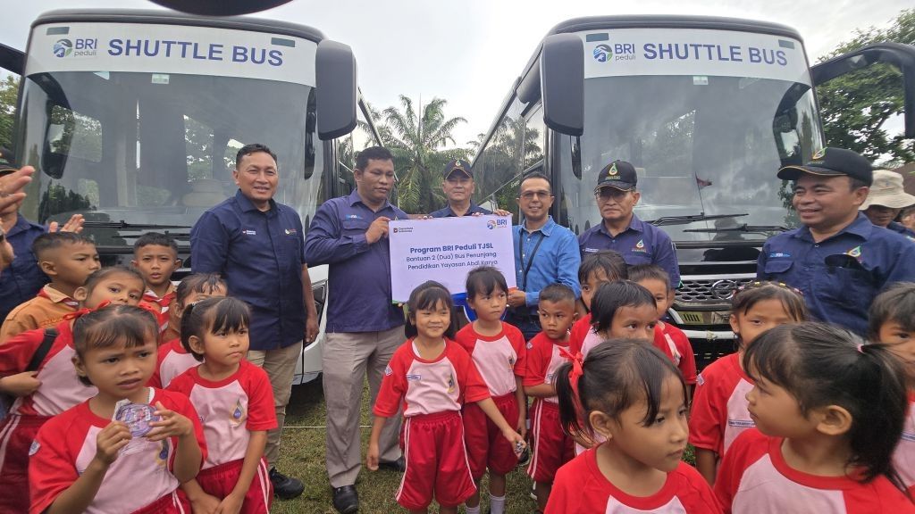 BRI Salurkan Dua Bus Sekolah untuk SD-SMP YADIKA di Perkebunan Bukit Harapan