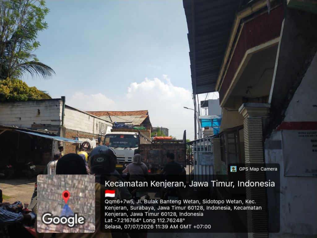 Truk Halangi Badan Jalan, Mobilitas Warga Terganggu