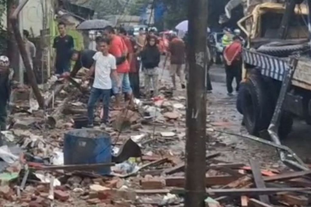 Truk Boks Muatan Telur Tabrak Warung di Subang, Satu Orang Tewas