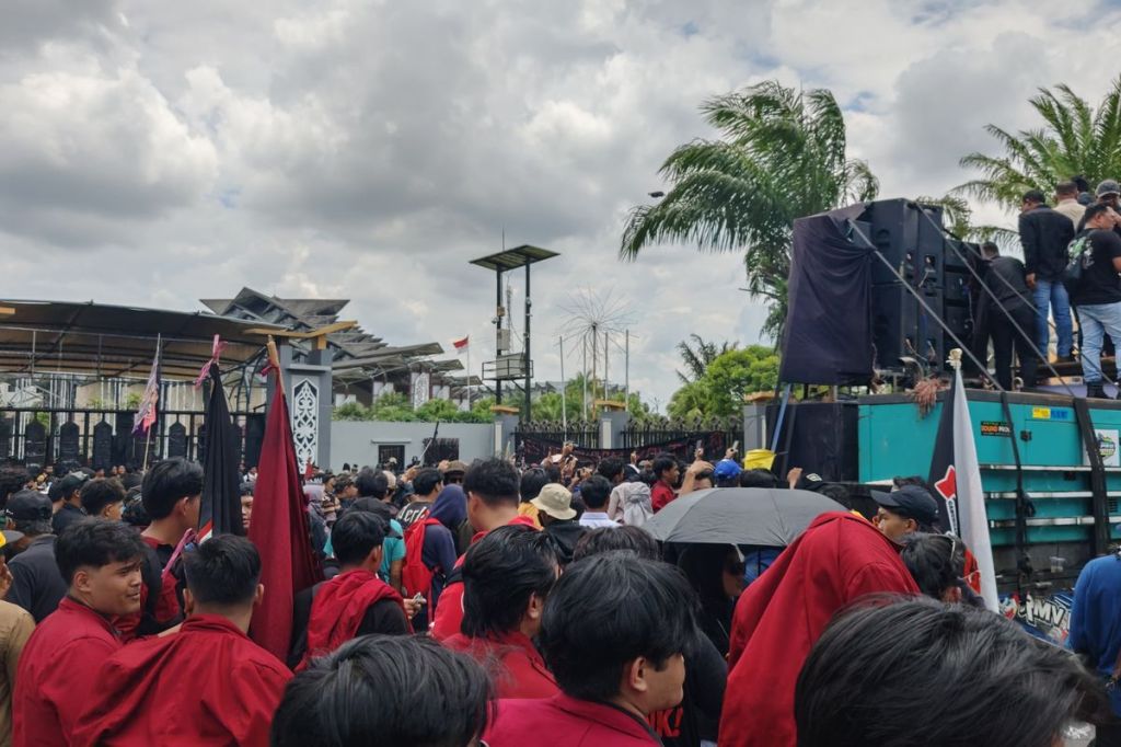 Aksi 21 April Menggema di Kaltim, Massa Desak Audit Kebijakan Pemprov di DPRD Kalimantan Timur