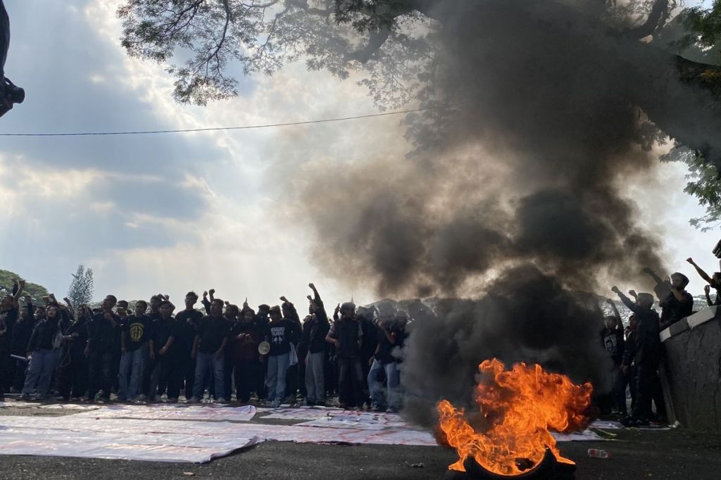 Ratusan Mahasiswa Demo di DPRD Malang, Soroti Kenaikan Harga Pokok hingga Dwifungsi Aparat