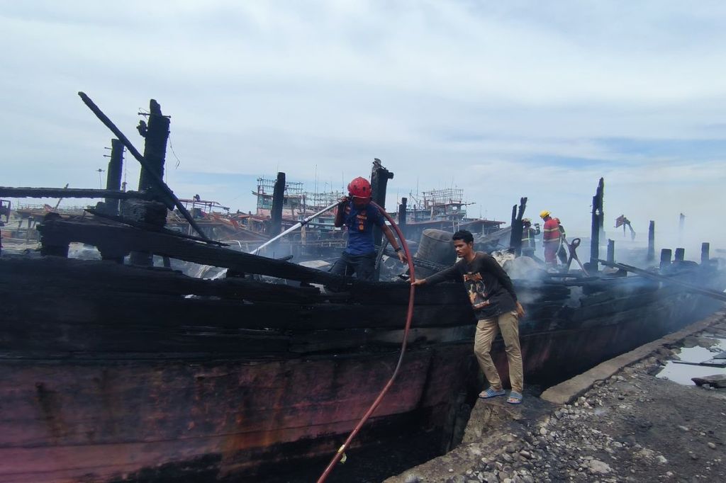 Enam Kapal Penangkap Ikan Terbakar di Pelabuhan Belawan, Damkar Berjibaku Lebih dari Dua Jam