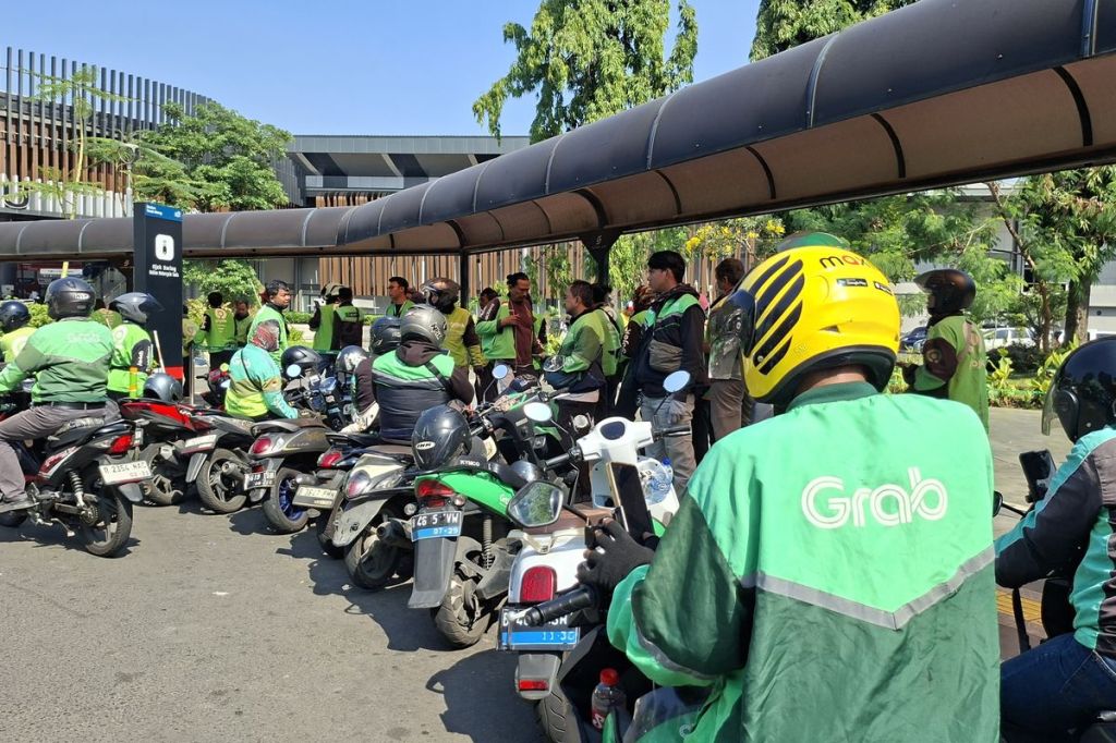 Ratusan Pengemudi Ojol Gelar Aksi di Monas, Desak Potongan Komisi 8 Persen Berlaku untuk Seluruh Layanan