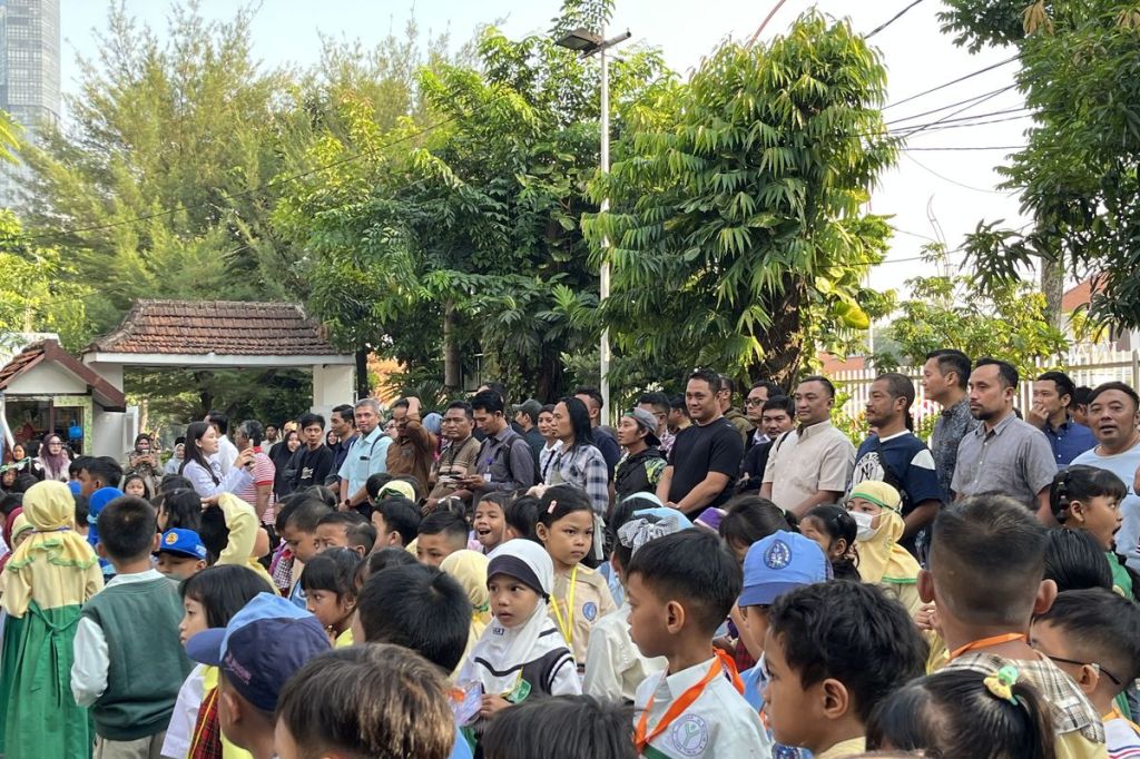 Gerakan Ayah Antar Anak ke Sekolah Warnai Hari Pertama MPLS di Surabaya