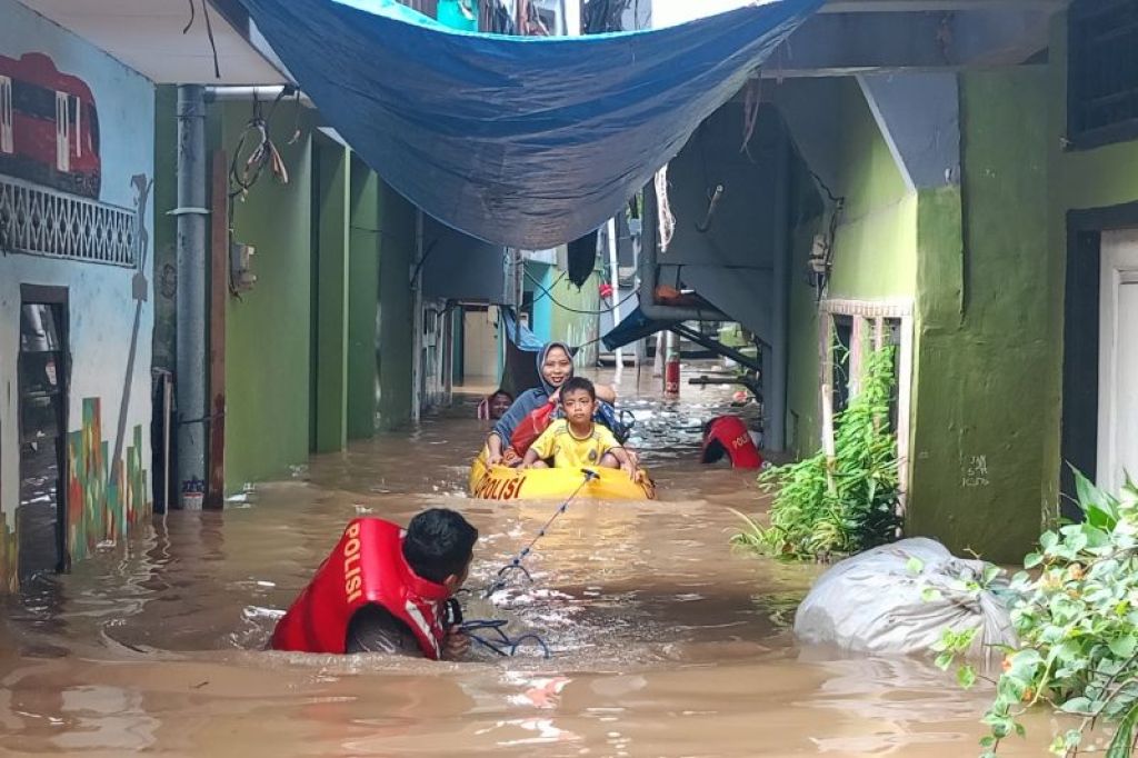 Jakarta Banjir Lagi, Warga Panik Evakuasi