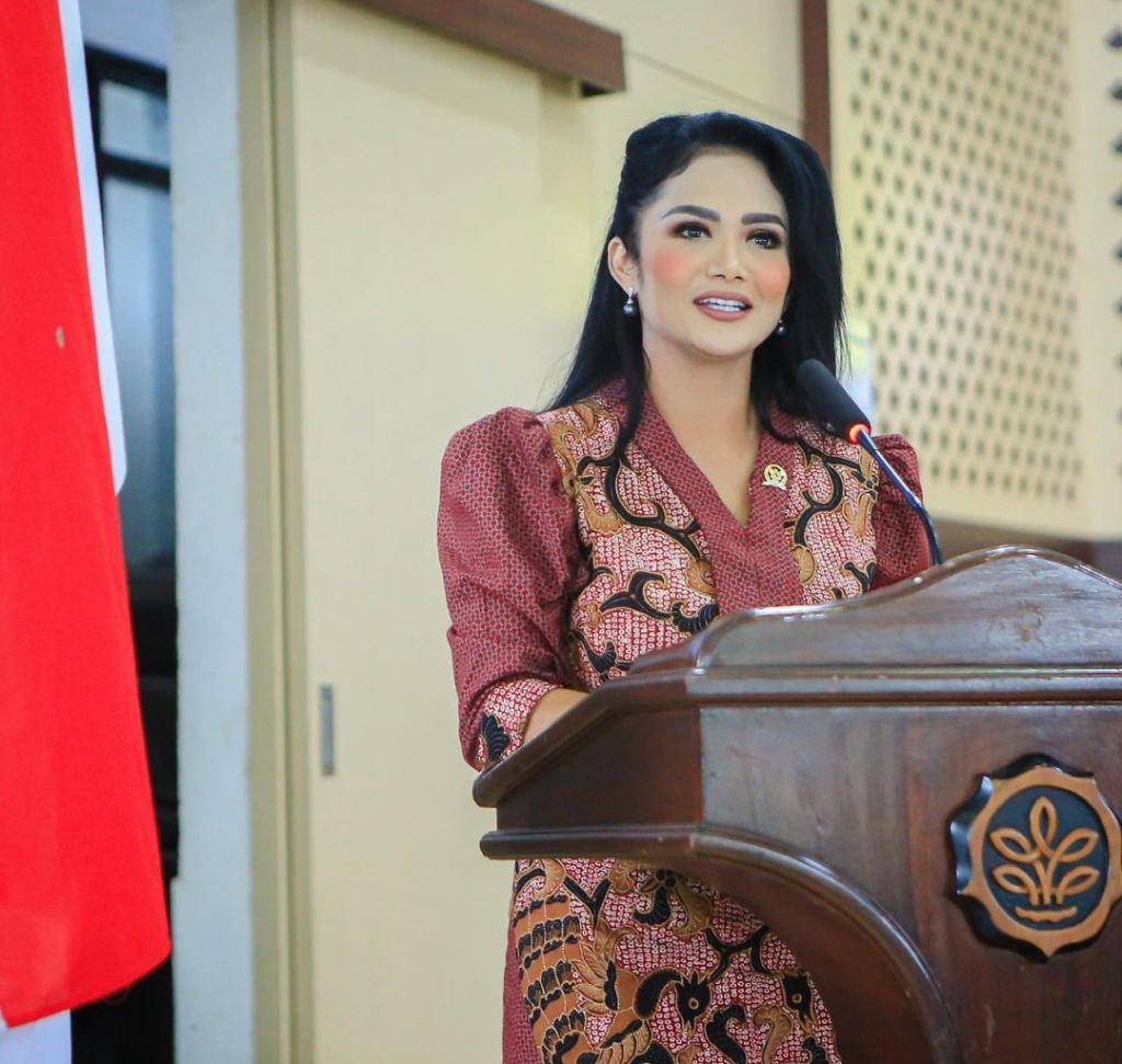Krisdayanti Beri Semangat Kader KB untuk Tekan Stunting