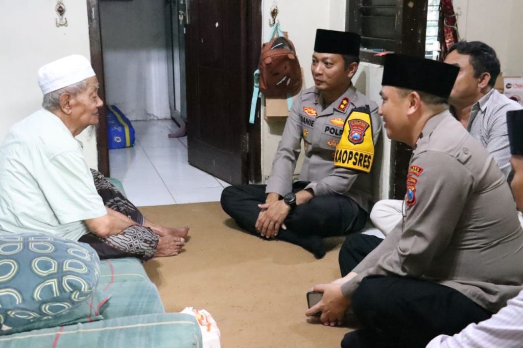 Kapolres Mojokerto Kota, AKBP Daniel Marunduri dan rombongan sowan ke kediaman Kiai Husein Ilyas