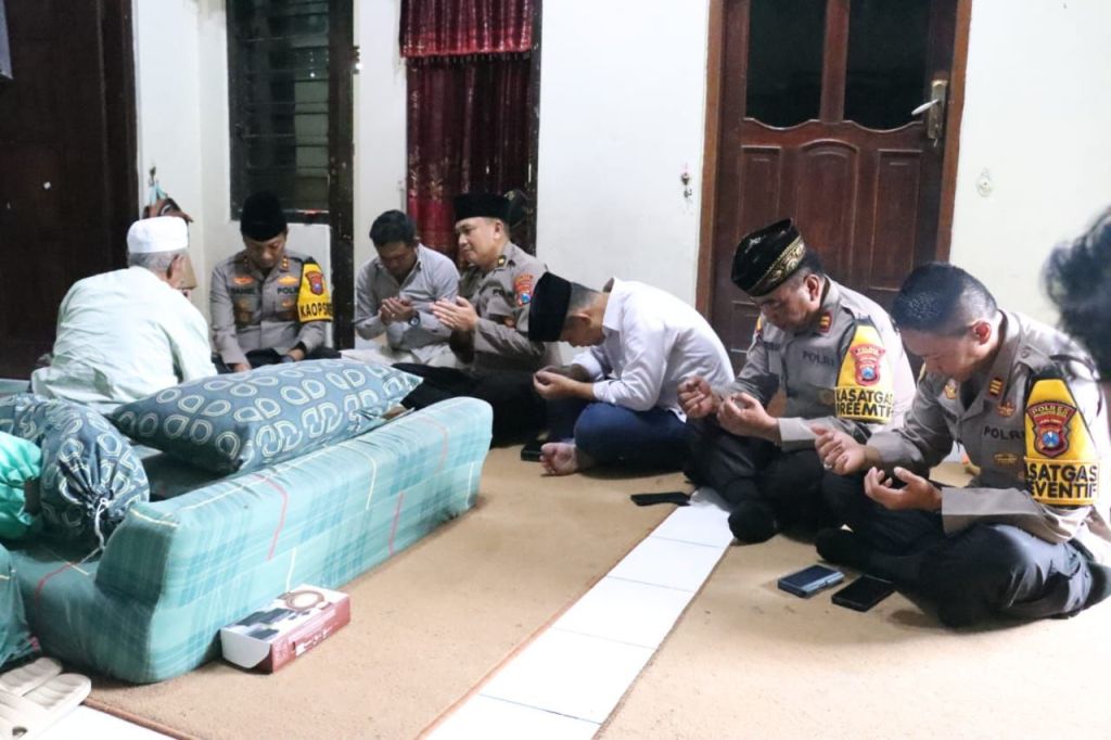 Momen Khidmat saat Kapolres Mojokerto Kota Sowan ke KH Husein Ilyas