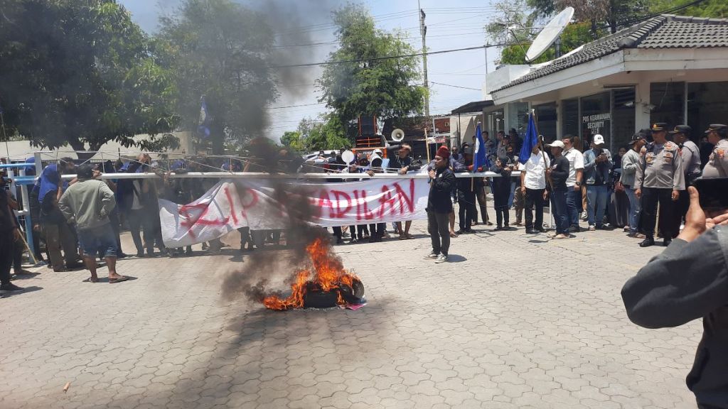 Upah Digantung 4 Bulan, Ratusan Karyawan PMMP Situbondo Bakar Ban