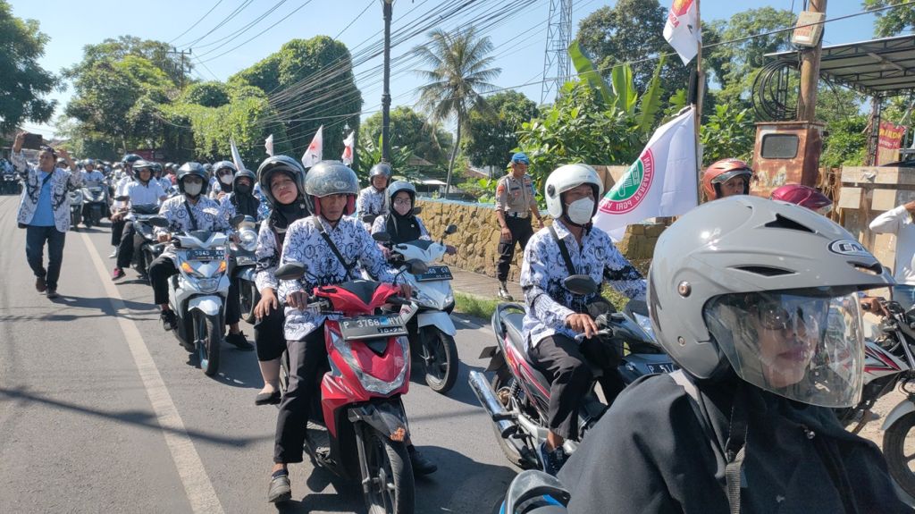 Aksi damai pengurus dan anggota PGRI Jember