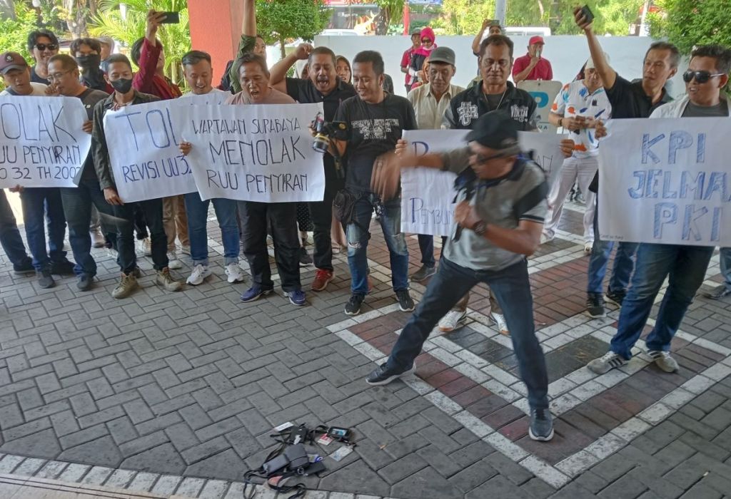 Wartawan Surabaya Banting Kamera Tolak Pembungkaman Kebebasan Pers