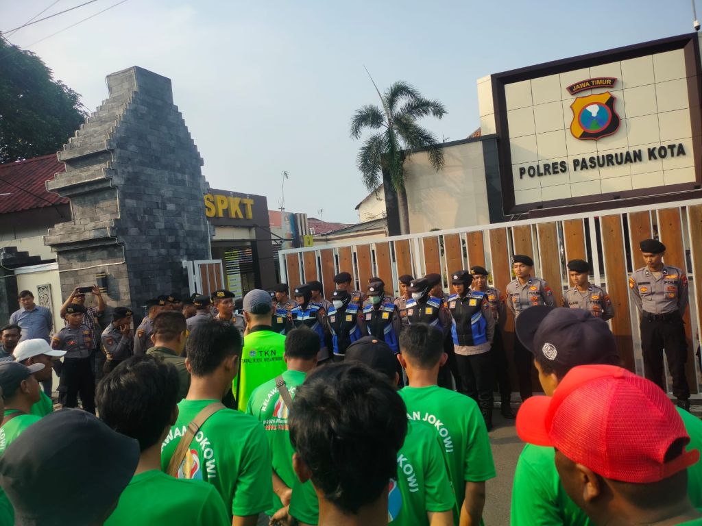 Aksi Kelompok Tapal Kuda Nusantara di depan Mapolres Pasuruan Kota (Foto: Ist)