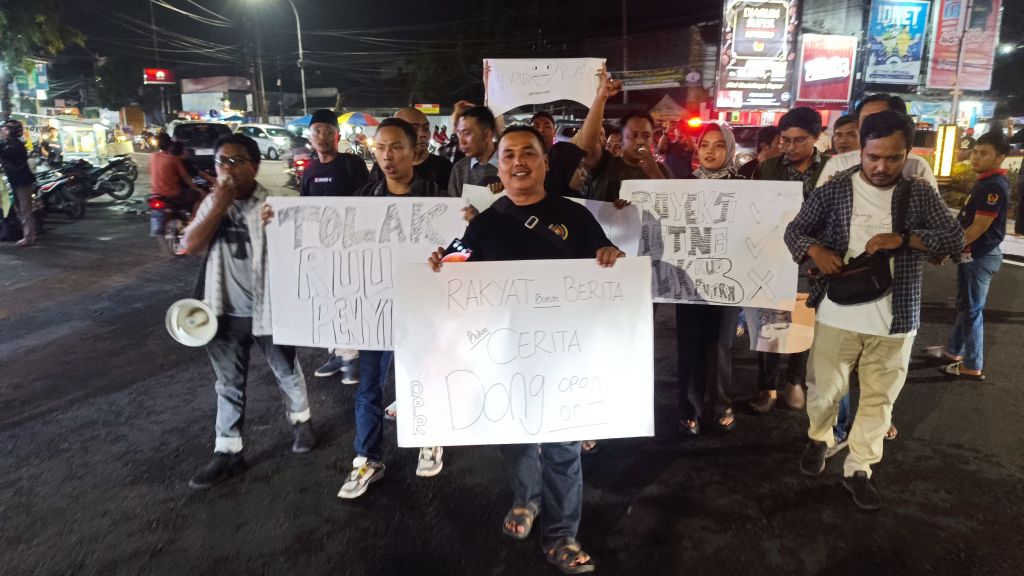 Aksi unras puluhan wartawan di Jember tolak RUU Penyiaran. (Hatta/Mili.id)