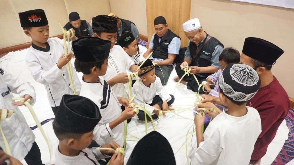Ketika Anak-anak Yatim di Sidoarjo Diajak Merawat Tradisi dengan Membuat Ketupat