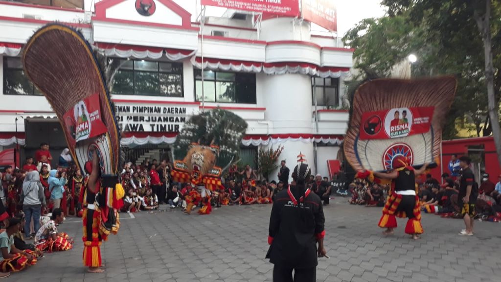 Ribuan Massa Antarkan Risma-Gus Hans Menuju KPU Jatim