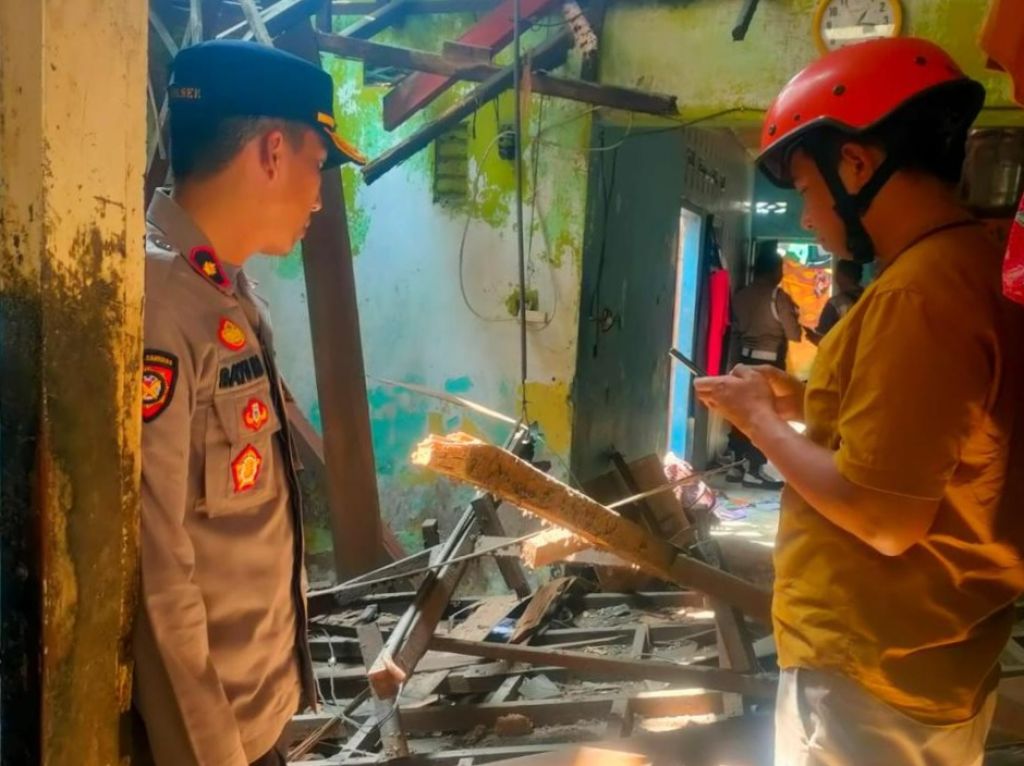 Nenek di Surabaya Tewas Tertimpa Atap Rumah Ambrol, Dua Lainnya Masuk Rumah Sakit