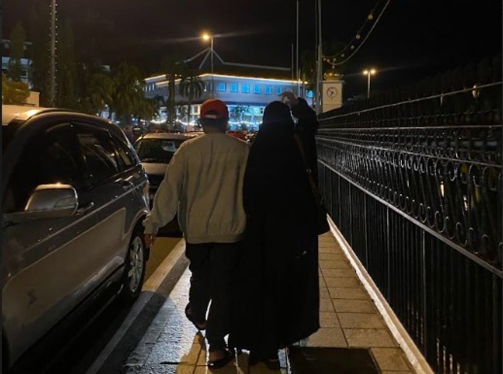Ayah dan Ibu Menyusuri Brunei di Malam Hari