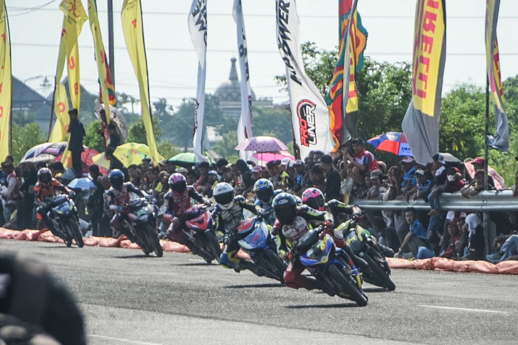 Balap Motor di Sirkuit GBT Surabaya