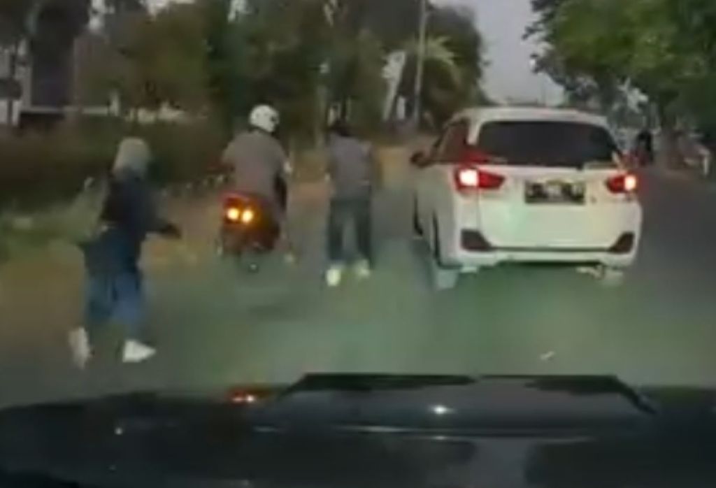 Bandit Jalanan di Surabaya Beraksi Sore Hari Terekam Kamera Dashboard Mobil