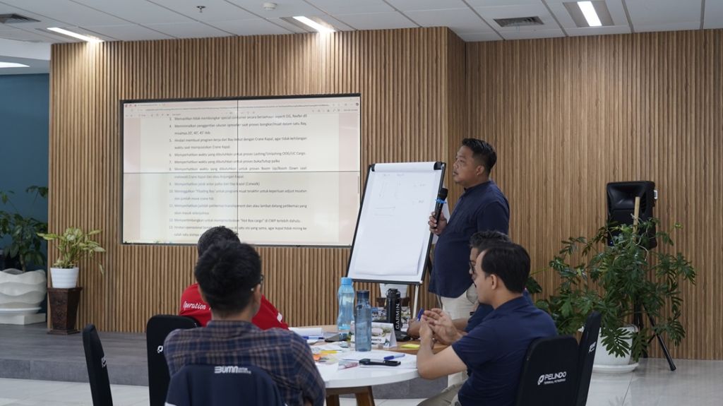 Bani (Planning & Control IPC TPK Jakarta) memberikan materi dalam Pelatihan Technical P&C