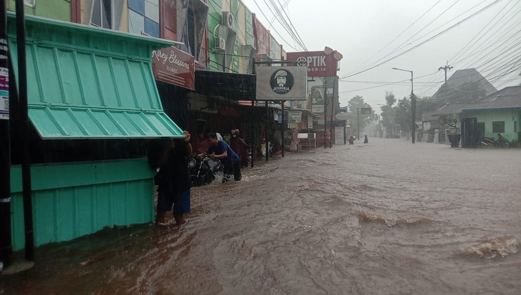 Banjir Landa Wilayah Kampus Jember: Jalanan Terendam, Mobil Terseret