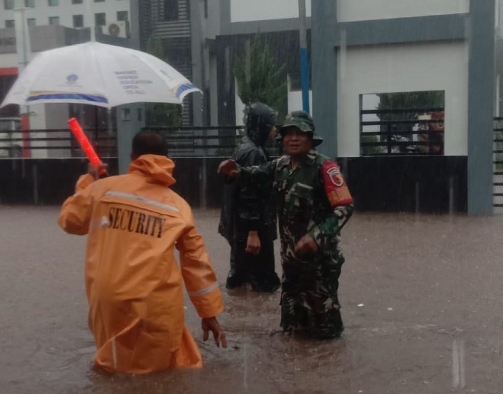 Petugas melakukan penanganan di lokasi banjir