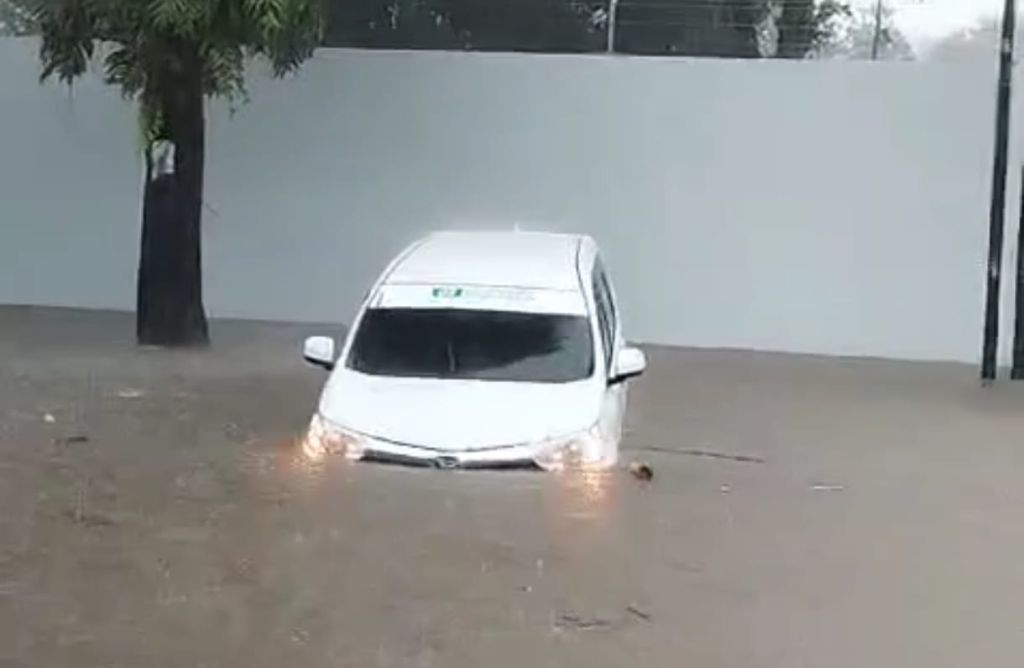 Mobil yang terseret banjir di kawasan kampus Jember