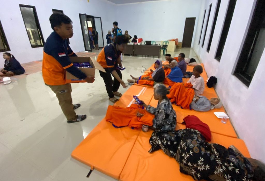 Warga terdampak banjir di Jember tinggal di pengungsian.(Hatta/mili.id)