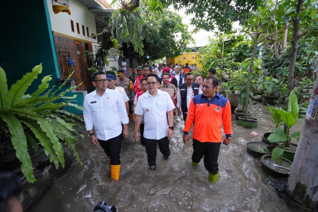 Pj Gubernur Jawa Timur Adhy Karyono didampingi Pj Wali Kota Mojokerto Moh. Ali Kuncoro turun langsung meninjau lokasi terdampak luapan Kali Sadar