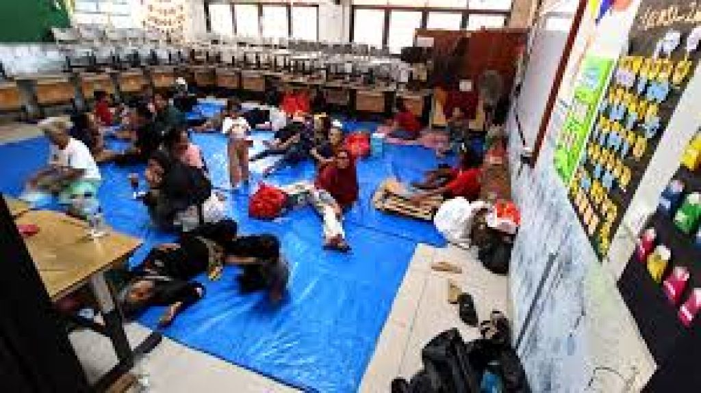 125 Warga Kebon Pala Mengungsi ke Sekolah Akibat Luapan Kali Ciliwung