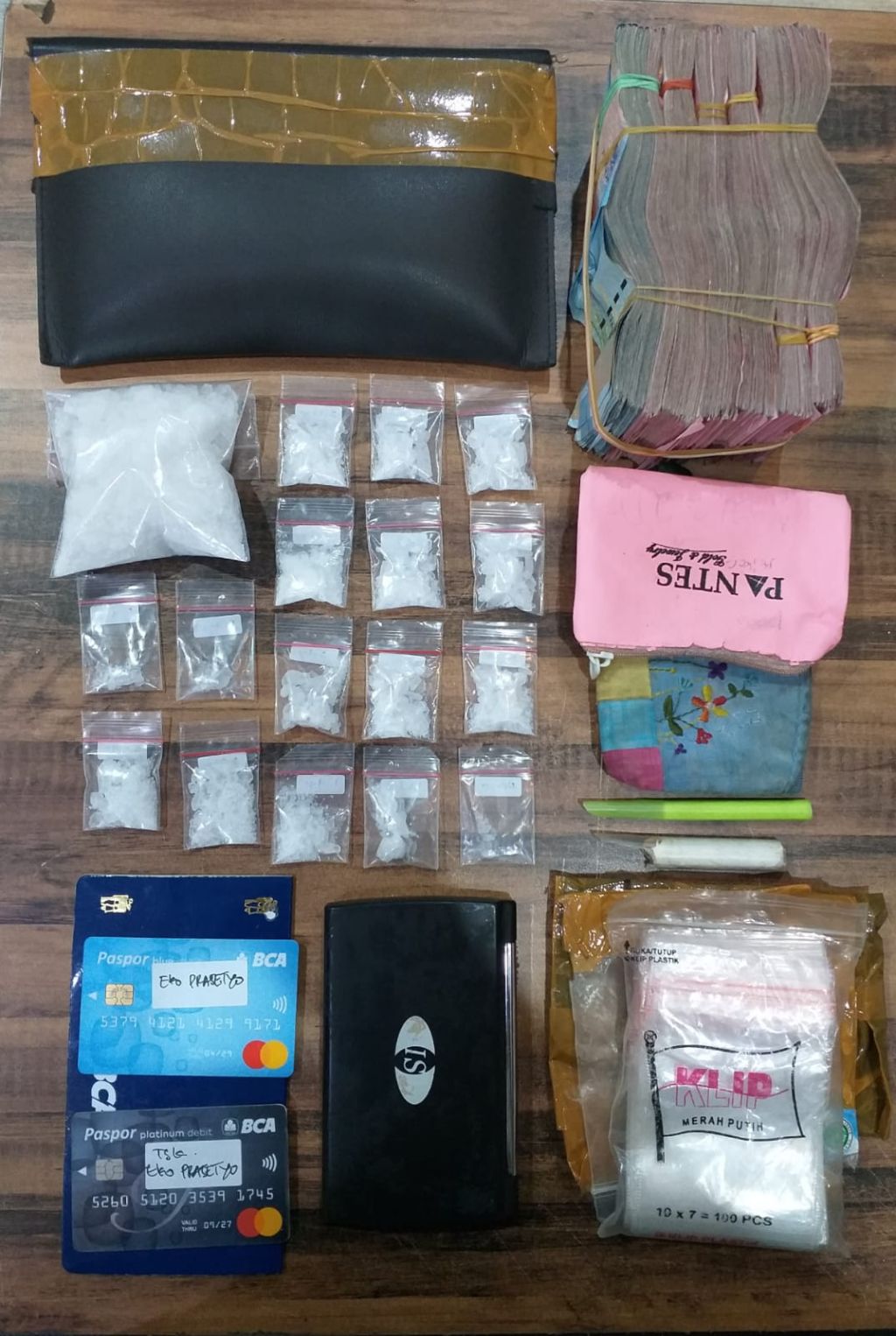 Barang bukti yang disita petugas Satresnarkoba Polrestabes Surabaya.