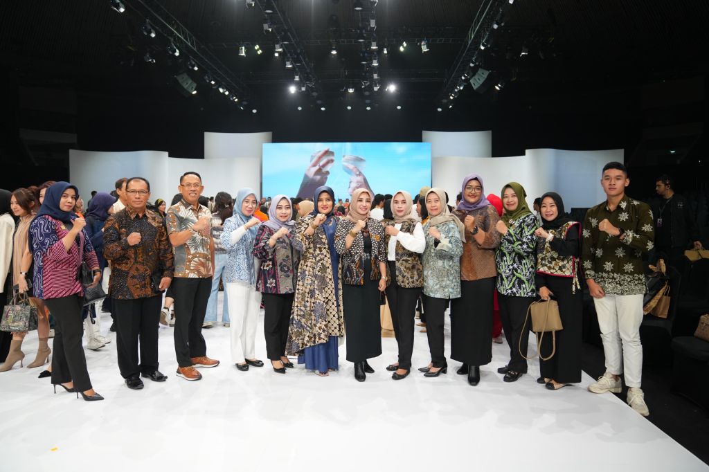 Batik Kota Mojokerto tampil di Indonesia Fashion Week 2024